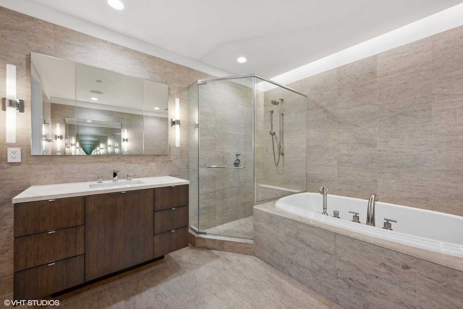 Chicago, Illinois, 60611, United States, 3 Bedrooms Bedrooms, ,4 BathroomsBathrooms,Residential,For Sale,1908723