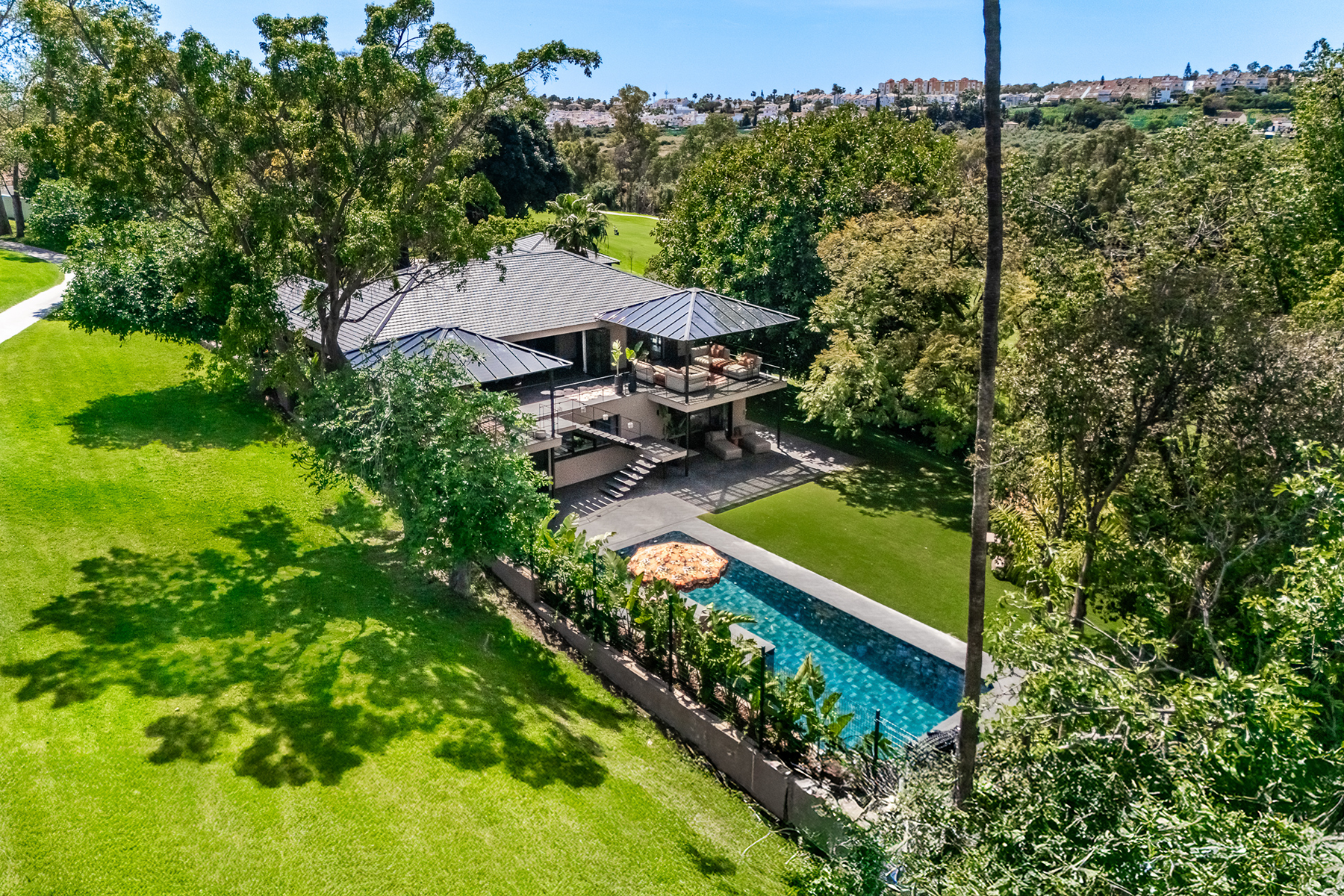  A Balinese oasis on the front line of Guadalmina Alta golf in Marbella - 物件實景