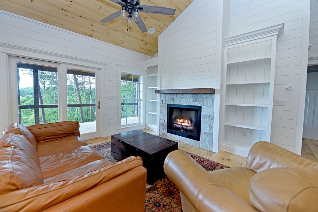 Blue Ridge, Georgia, 30513, United States, 2 Bedrooms Bedrooms, ,2 BathroomsBathrooms,Residential,For Sale,1805607