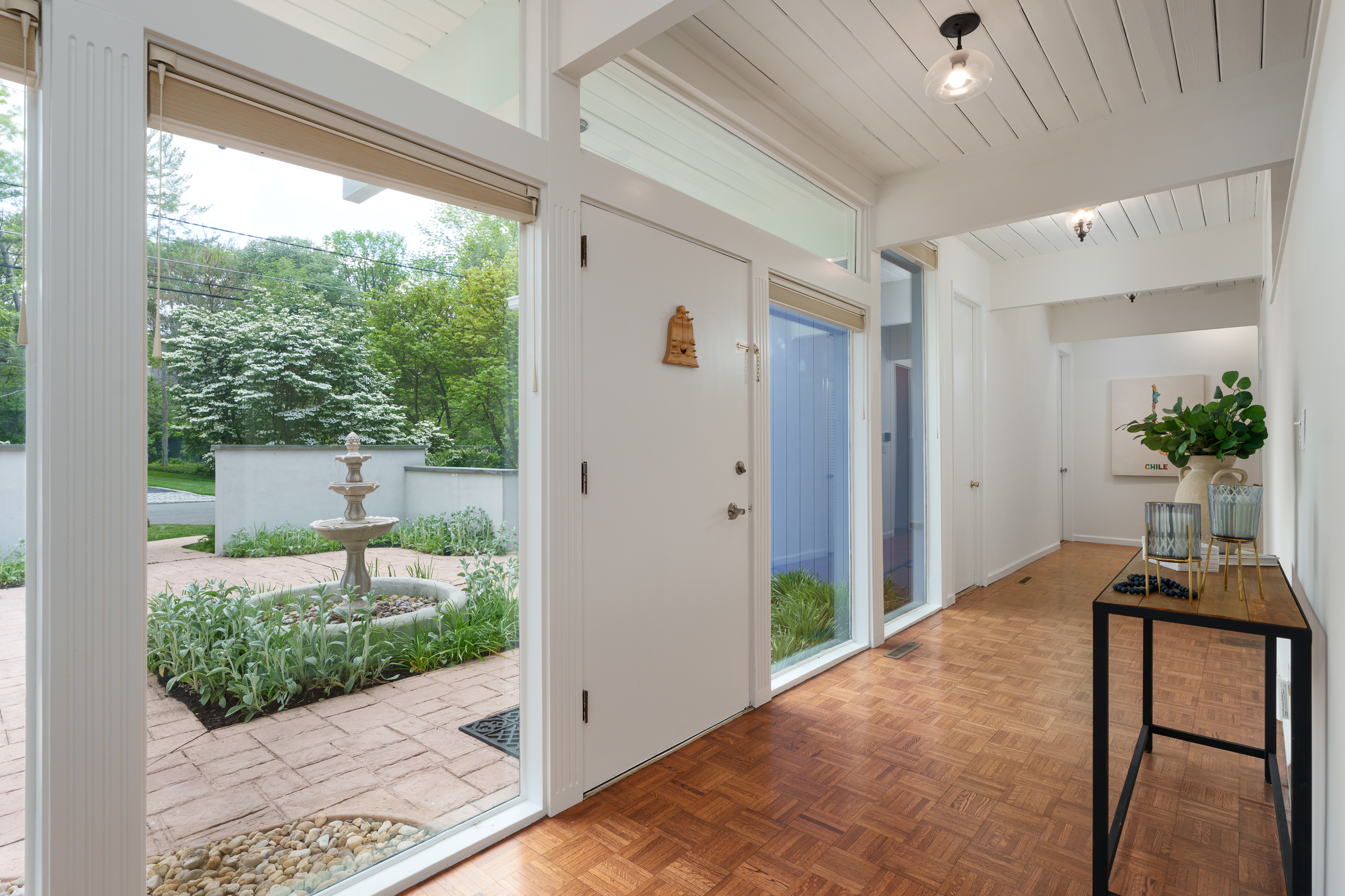  Coveted Western Section Mid-Century Modern Home with an Adaptable Floor Plan - 物件實景