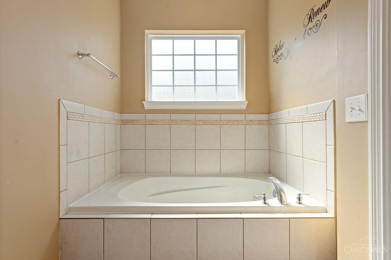 Hamilton Twp, Ohio, 45039, United States, 5 Bedrooms Bedrooms, ,4 BathroomsBathrooms,Residential,For Sale,1989607