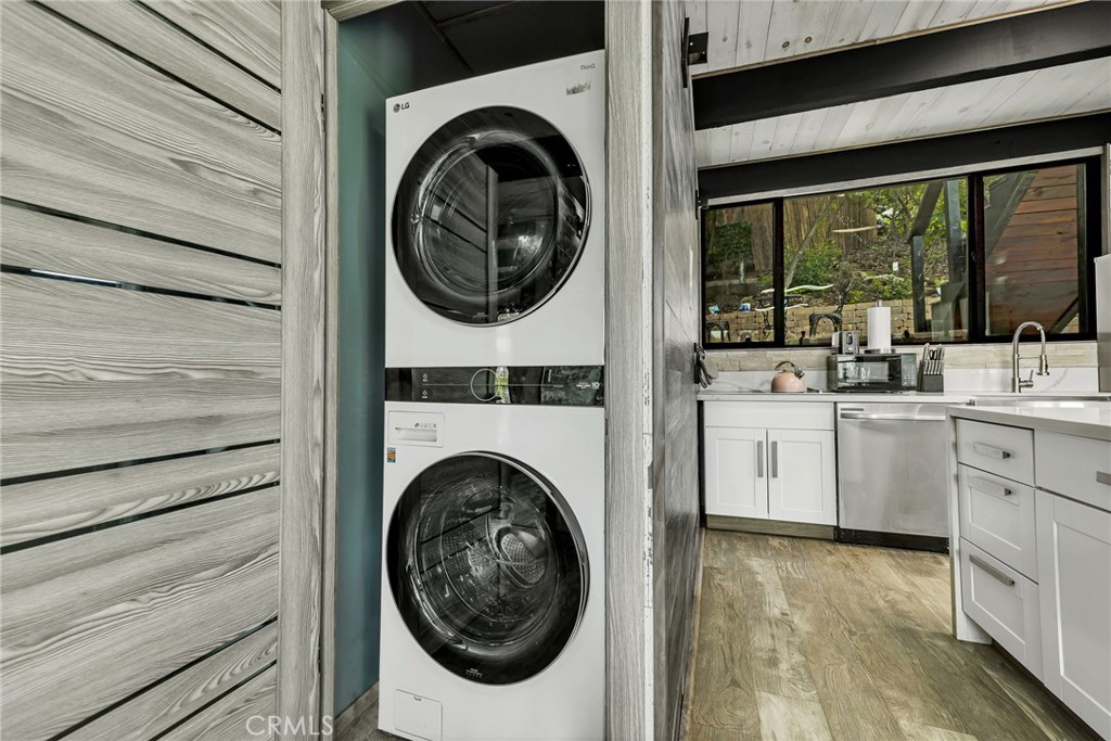 Woodland Hills, California, 91364, United States, 4 Bedrooms Bedrooms, ,2 BathroomsBathrooms,Residential,For Sale,1975100