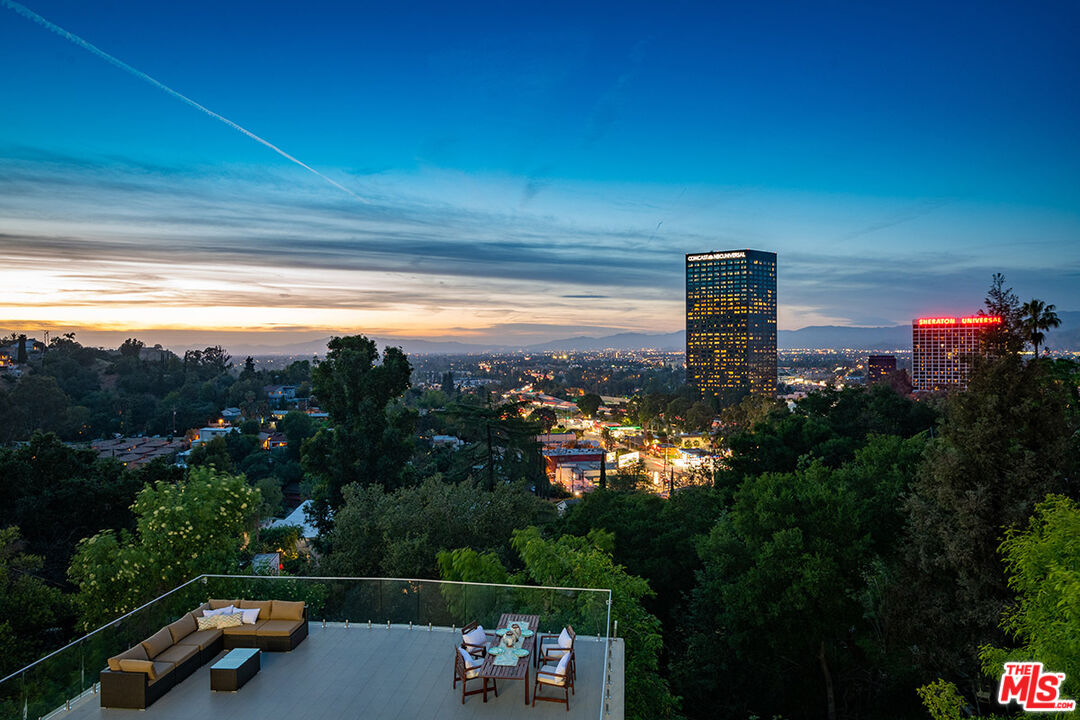 Los Angeles, California, 90068, United States, 6 Bedrooms Bedrooms, ,7 BathroomsBathrooms,Residential,For Sale,1840011