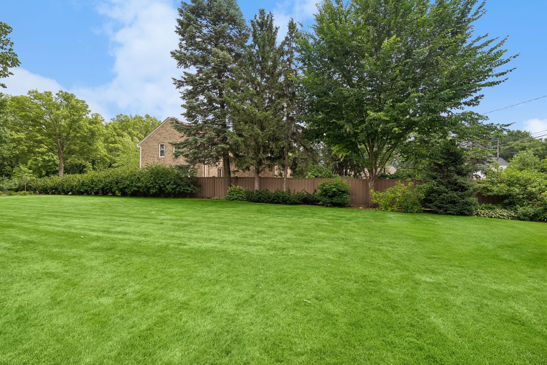  Thoughtfully Updated Tudor on a Rare Oversized Lot - 物件實景