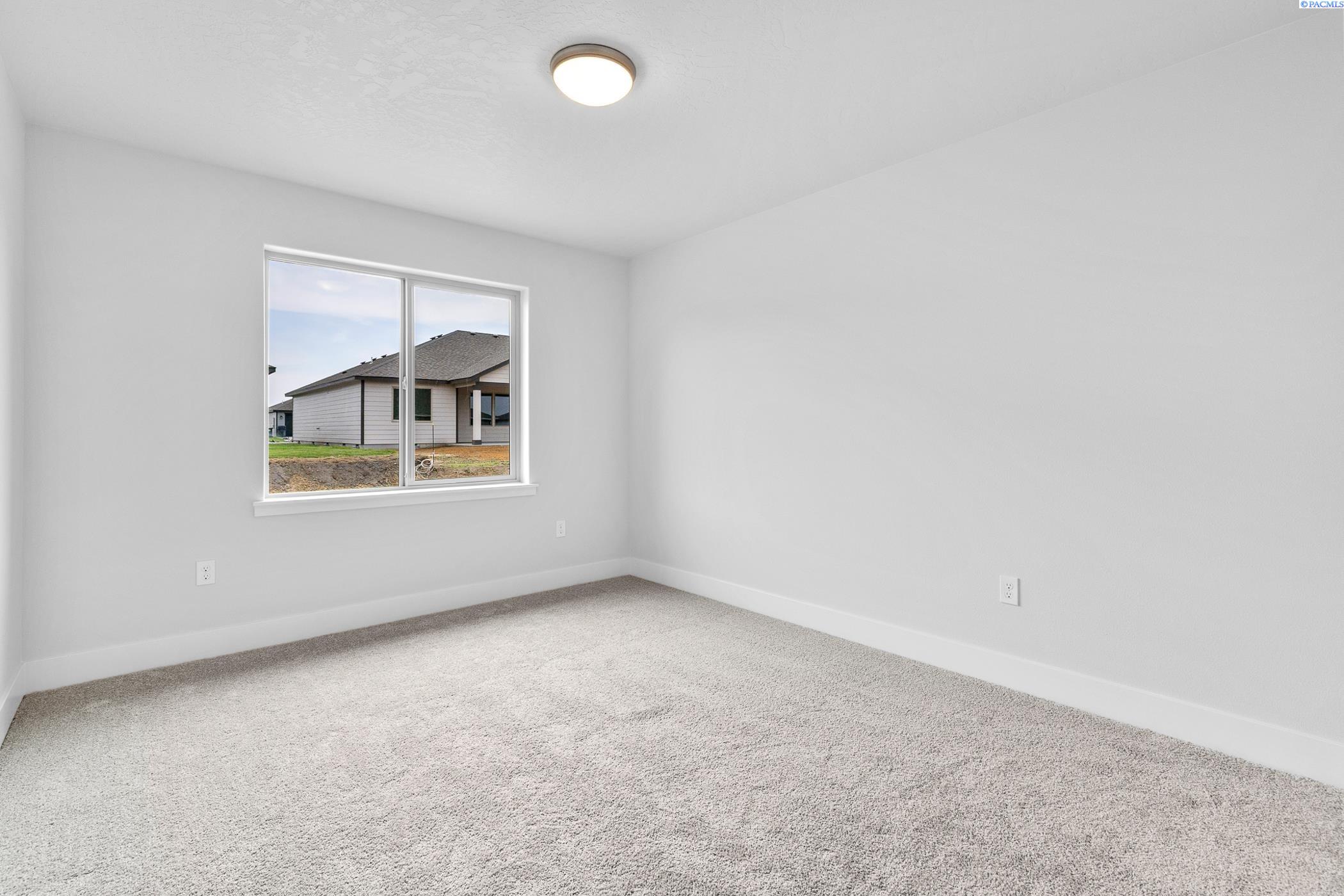 Pasco, Washington, 99301, United States, 4 Bedrooms Bedrooms, ,2 BathroomsBathrooms,Residential,For Sale,1892820