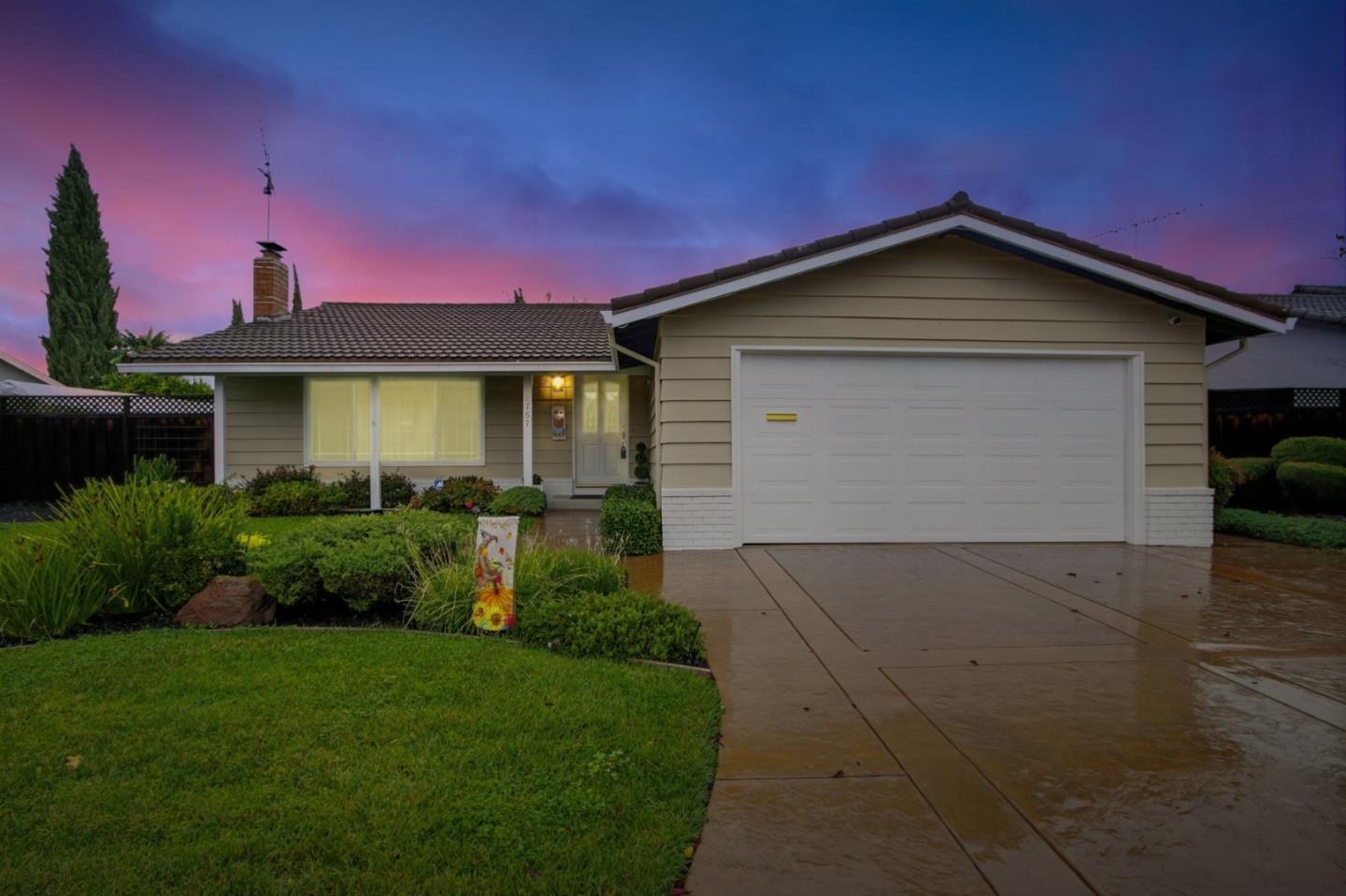 Santa Clara, California, 95051, United States, 4 Bedrooms Bedrooms, ,2 BathroomsBathrooms,Residential,For Sale,1992885