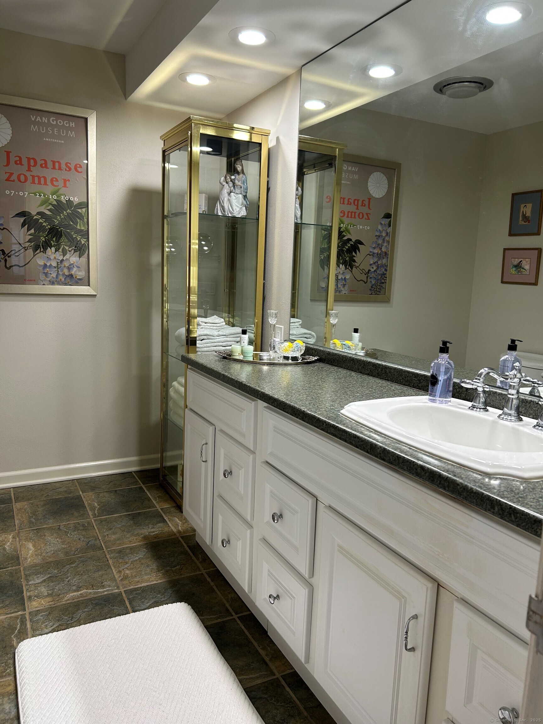 Stratford, Connecticut, 06614, United States, 2 Bedrooms Bedrooms, ,3 BathroomsBathrooms,Residential,For Sale,1885331
