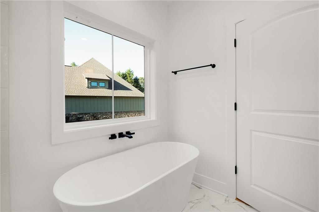 Calhoun, Georgia, 30701, United States, 4 Bedrooms Bedrooms, ,3 BathroomsBathrooms,Residential,For Sale,1979755