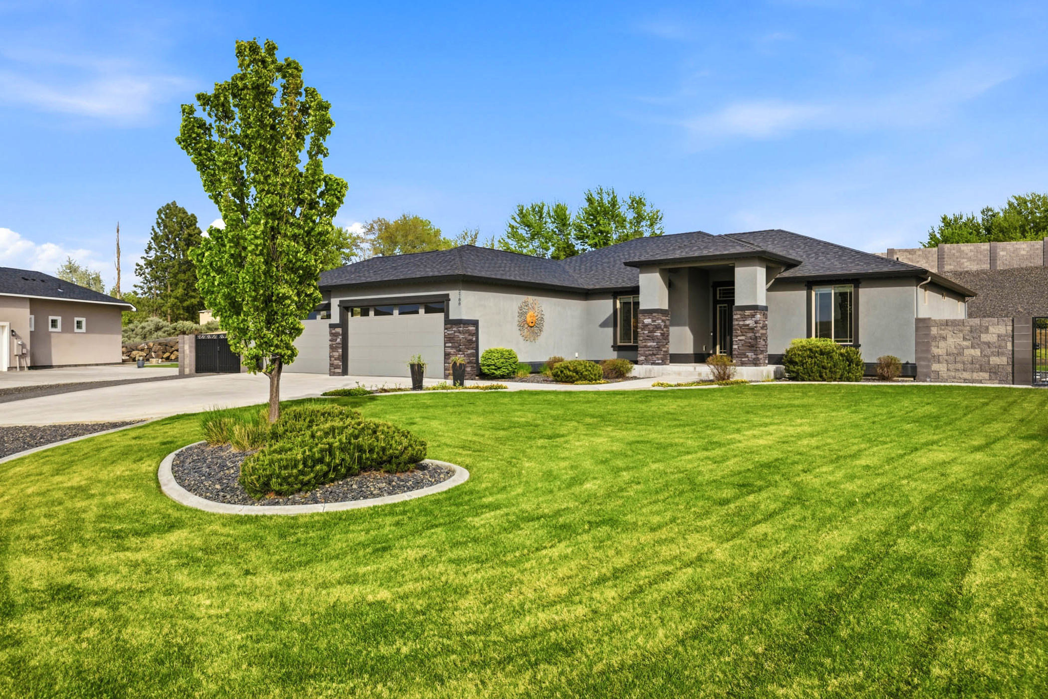  4 car garage in cul-de-sac Upgrades, single level - 物件實景