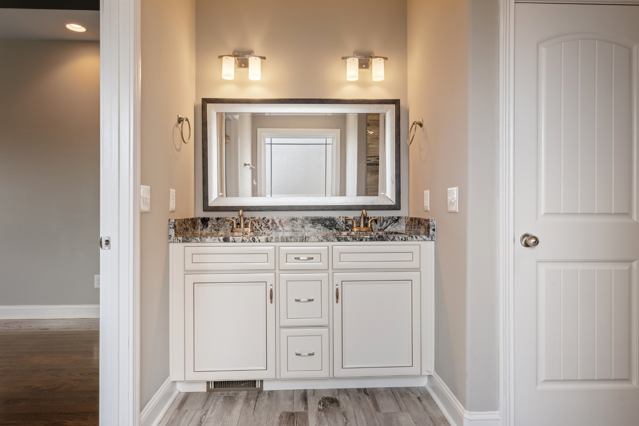 Clarksville, Tennessee, 37043, United States, 5 Bedrooms Bedrooms, ,4 BathroomsBathrooms,Residential,For Sale,1975936