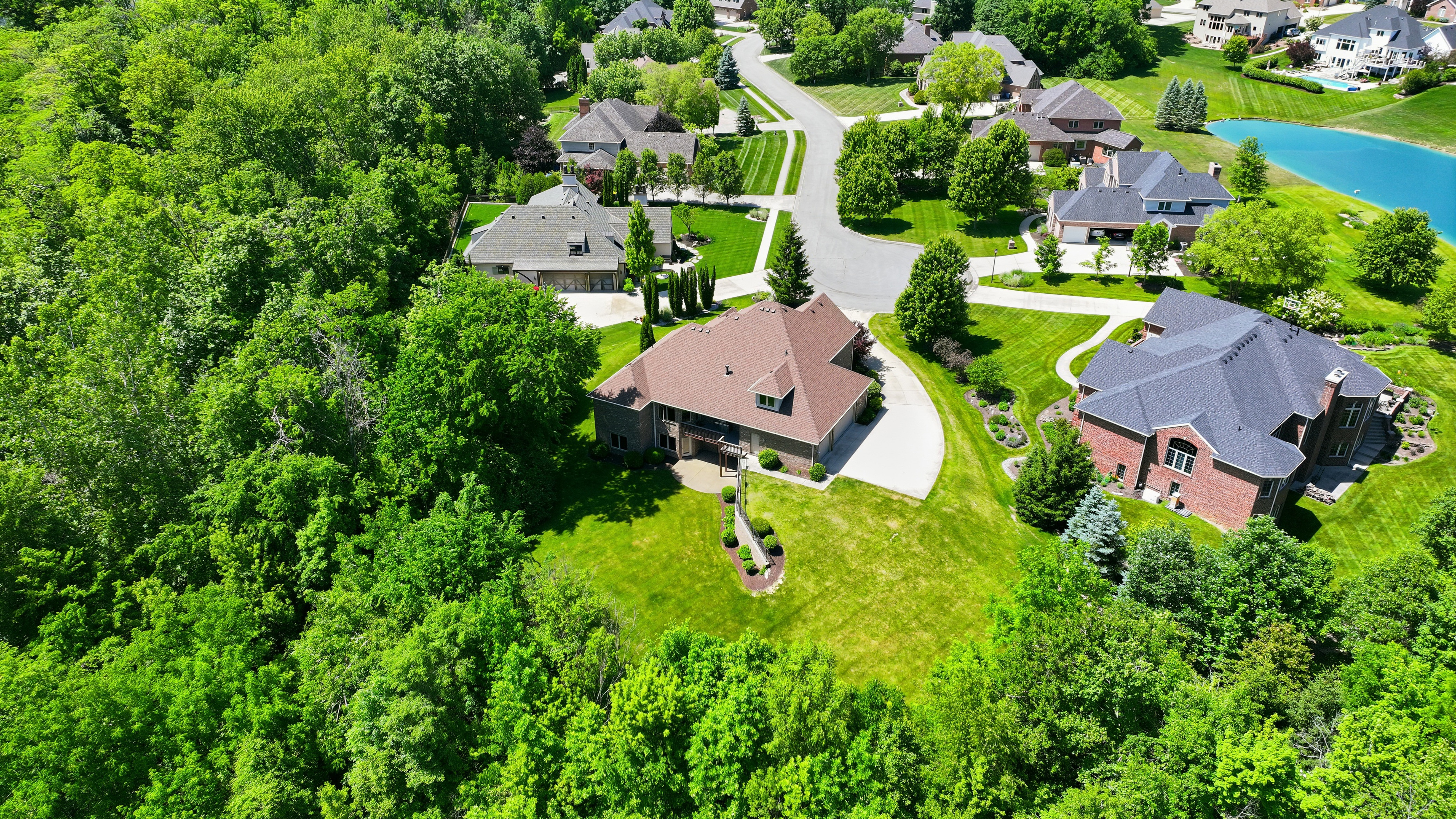  All-Brick Custom Home Tucked Away on Quiet Cul-De-Sac - 物件實景