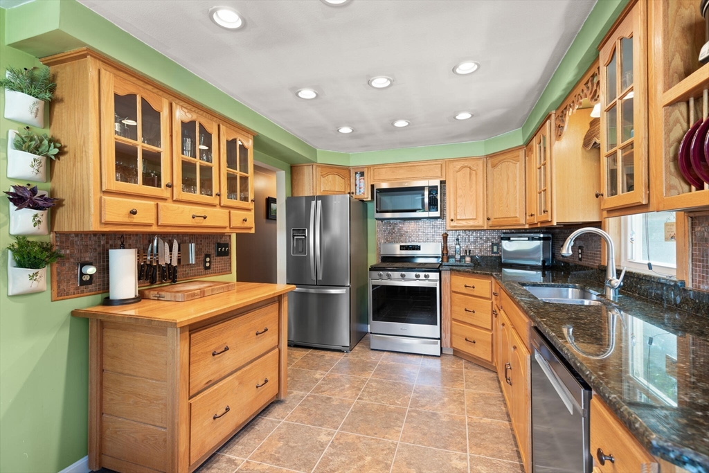 Mansfield, Massachusetts, 02048, United States, 3 Bedrooms Bedrooms, ,1 BathroomBathrooms,Residential,For Sale,1926255