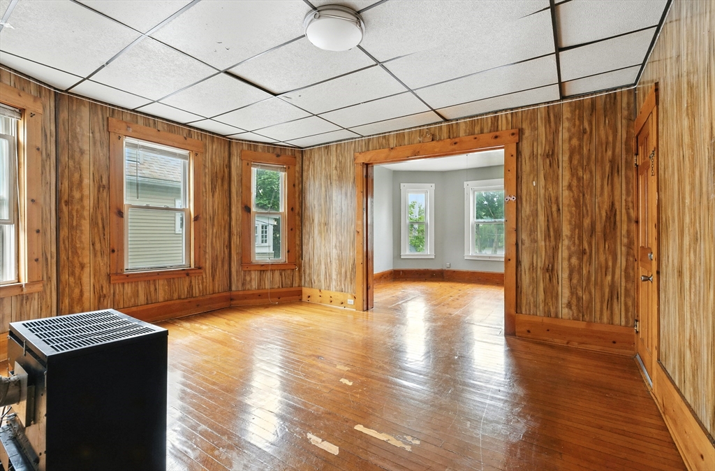 Worcester, Massachusetts, 01603, United States, 9 Bedrooms Bedrooms, ,3 BathroomsBathrooms,Residential,For Sale,1927945