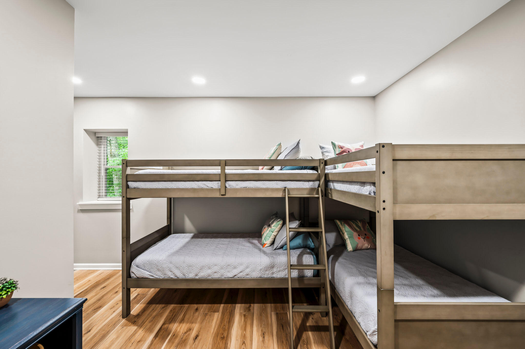 Gatlinburg, Tennessee, 37738, United States, 3 Bedrooms Bedrooms, ,5 BathroomsBathrooms,Residential,For Sale,1978798