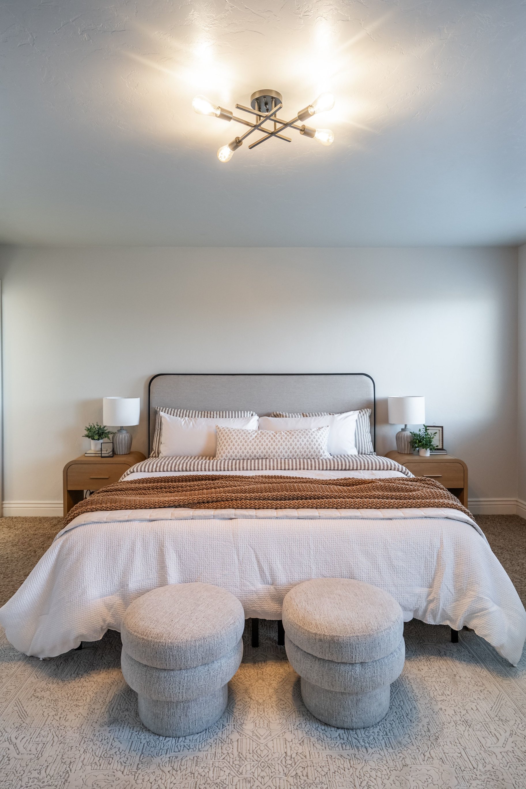  Riverton Corner-Lot Home: 7 Beds, Main-Floor Bedroom, 3-Car Garage & RV Parking - 物件實景
