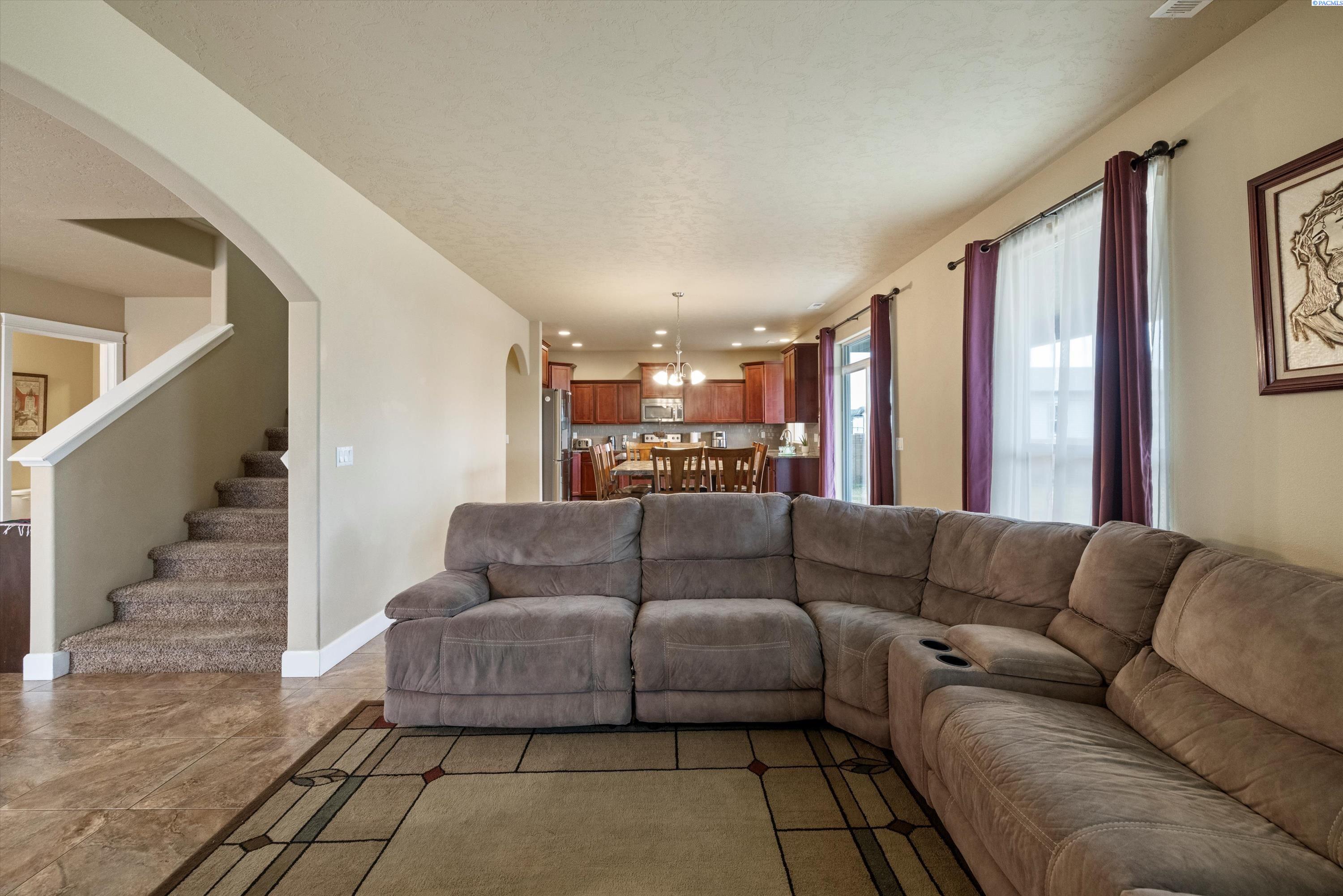 Pasco, Washington, 99301, United States, 6 Bedrooms Bedrooms, ,3 BathroomsBathrooms,Residential,For Sale,1705184