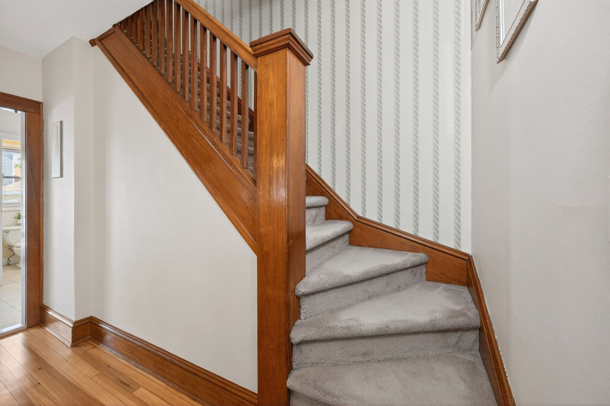  Colonial Home Blends Timeless Charm with Comfortable Everyday Living - 物件實景