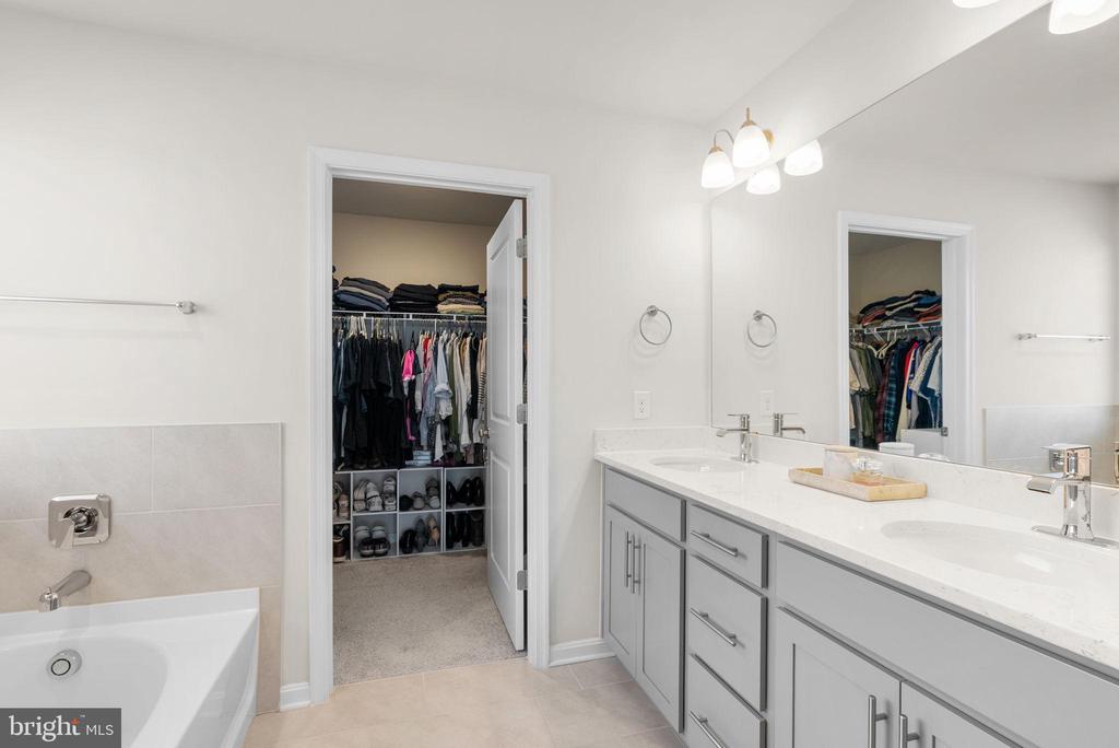 Frederick, Maryland, 21701, United States, 5 Bedrooms Bedrooms, ,4 BathroomsBathrooms,Residential,For Sale,1987107