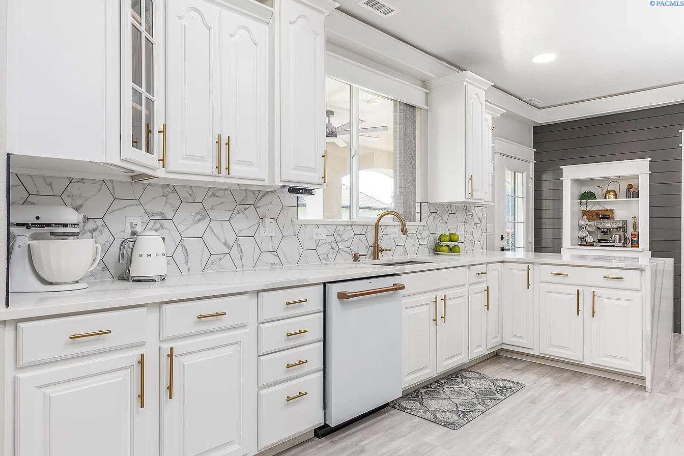 Kennewick, Washington, 99336, United States, 7 Bedrooms Bedrooms, ,7 BathroomsBathrooms,Residential,For Sale,1983847