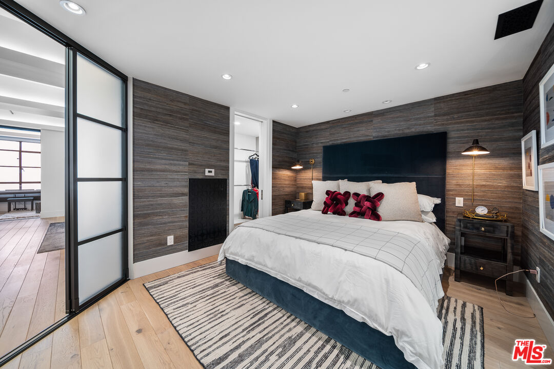 Los Angeles, California, 90014, United States, 2 Bedrooms Bedrooms, ,2 BathroomsBathrooms,Residential,For Sale,1938592
