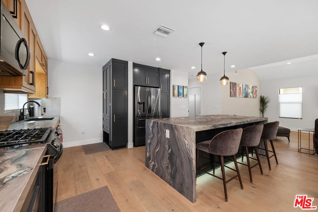 Culver City, California, 90232, United States, 3 Bedrooms Bedrooms, ,2 BathroomsBathrooms,Residential,For Sale,1911213