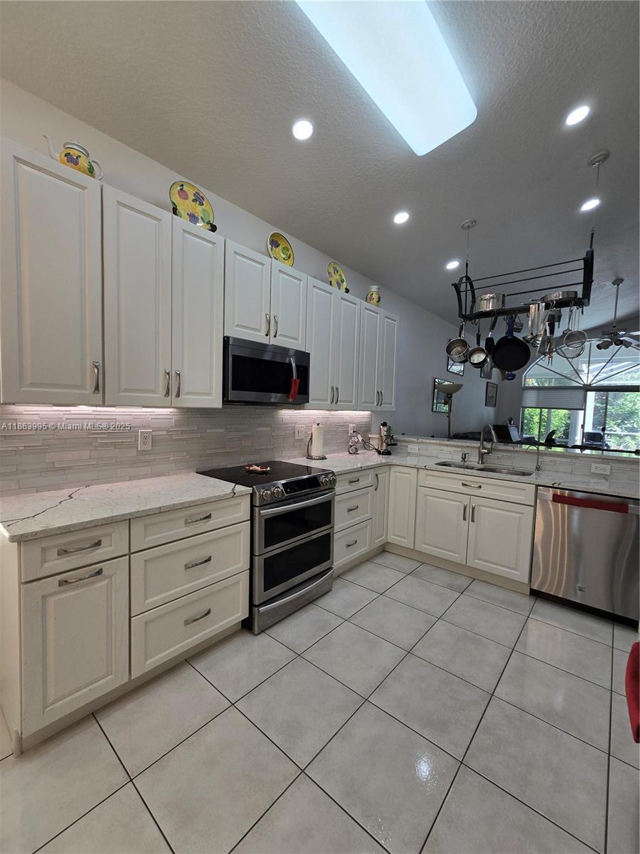 Pembroke Pines, Florida, 33027, United States, 3 Bedrooms Bedrooms, ,2 BathroomsBathrooms,Residential,For Sale,1924651
