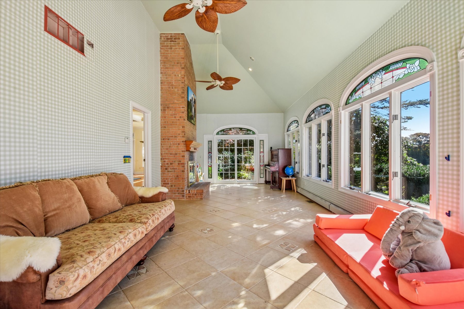  Distinctive Colonial Home Located in Well-Established Neighborhood - 物件實景