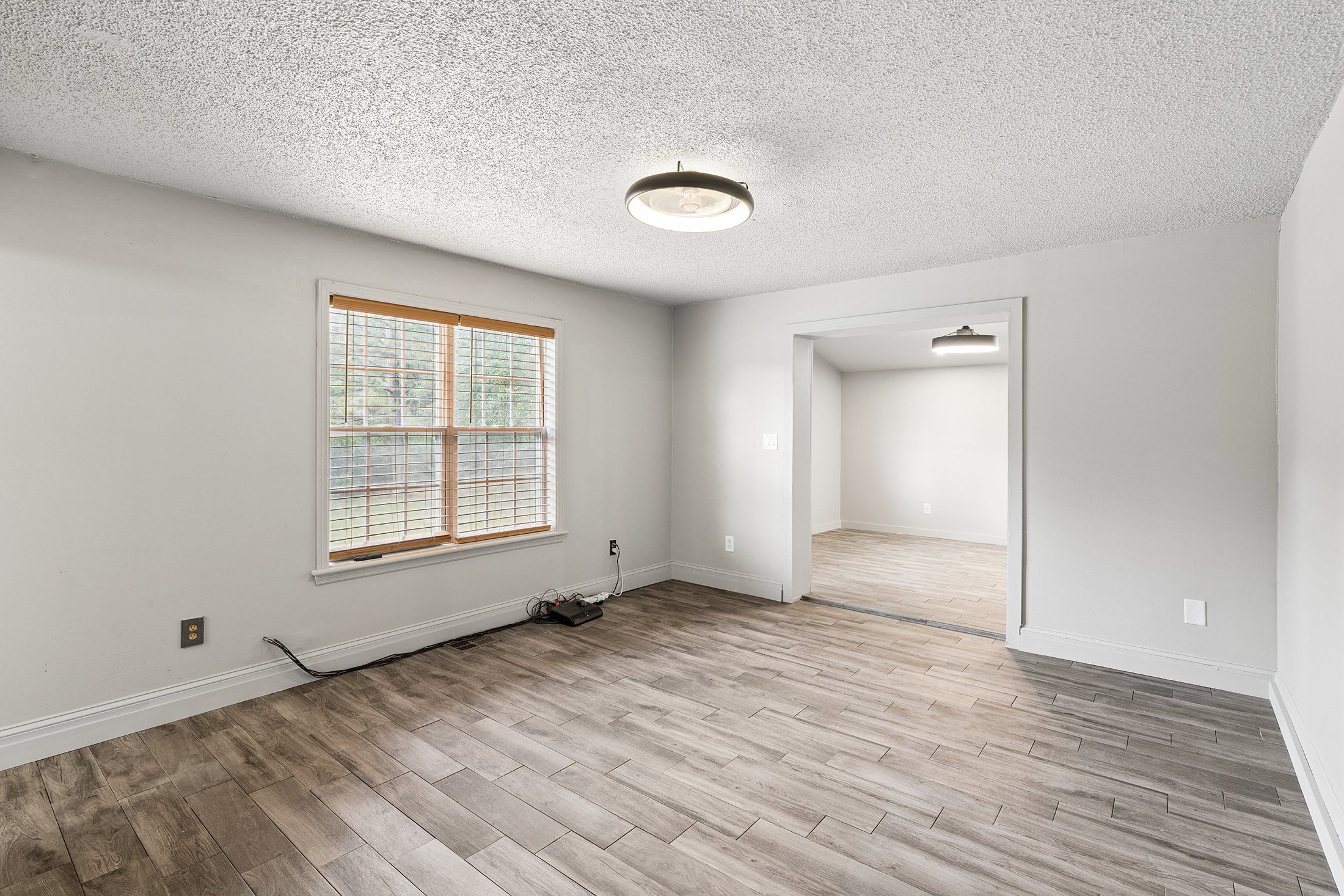  Charming Bungalow Offers Flexible Living Spaces and Impressive 0.6+/- Acre Lot - 物件實景