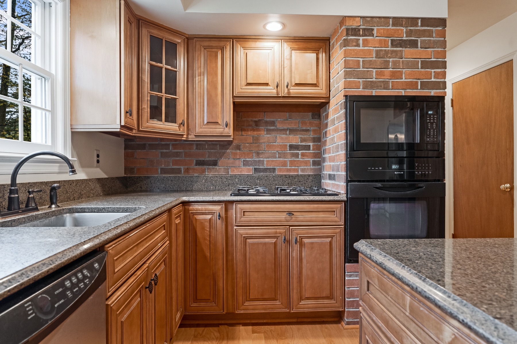  Traditional Center Hall Colonial Located on Lovely Cul-de-Sac - 物件實景