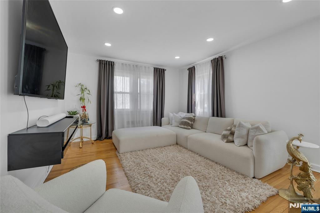 New Milford, New Jersey, 07646, United States, 2 Bedrooms Bedrooms, ,2 BathroomsBathrooms,Residential,For Sale,1948003