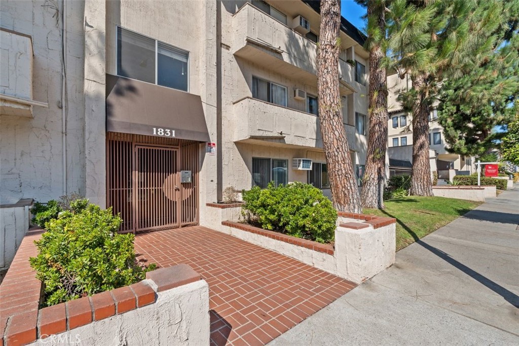 Los Angeles, California, 90025, United States, 2 Bedrooms Bedrooms, ,2 BathroomsBathrooms,Residential,For Sale,1912181