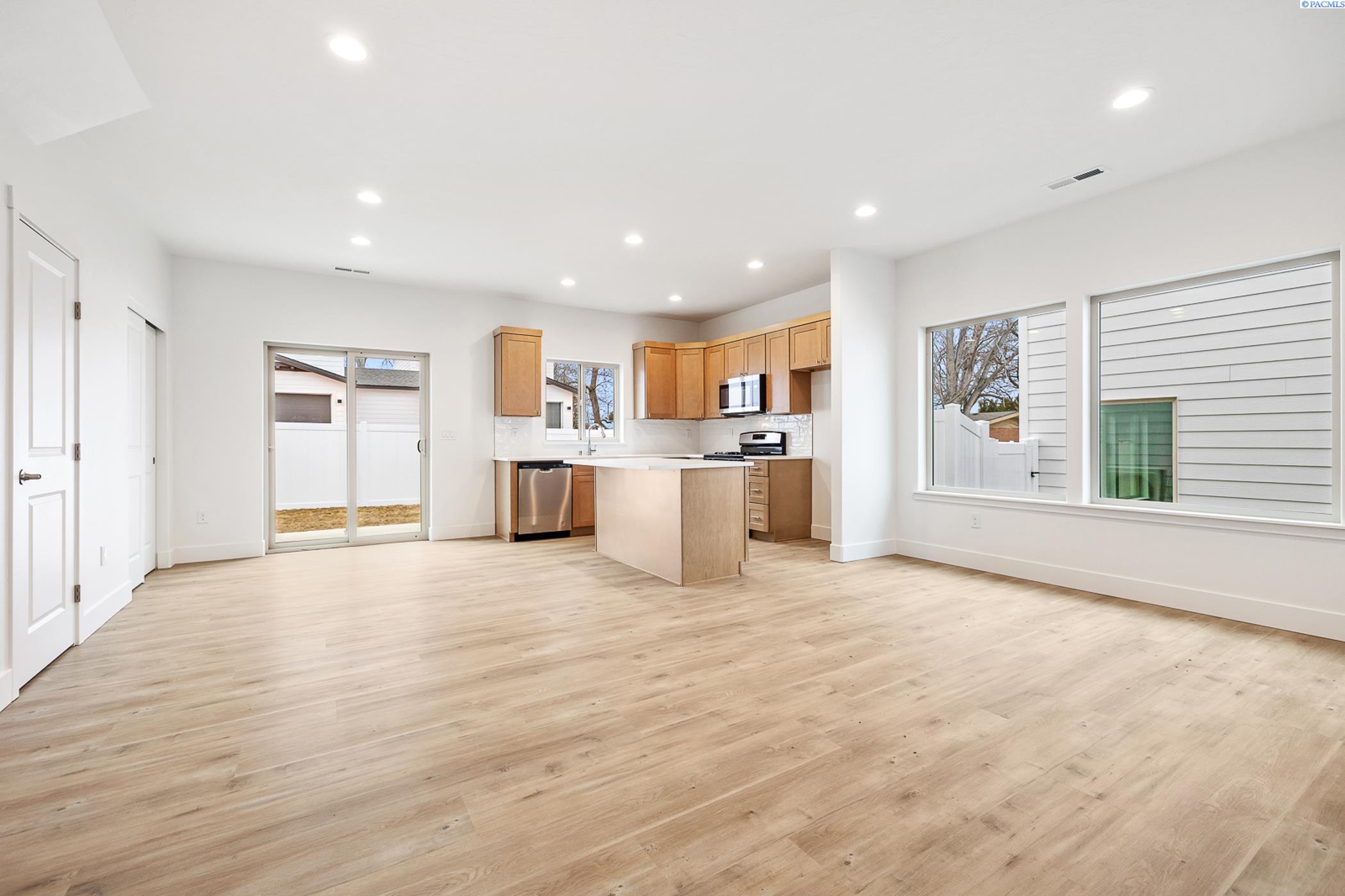 Kennewick, Washington, 99337, United States, 5 Bedrooms Bedrooms, ,Residential,For Sale,1940850