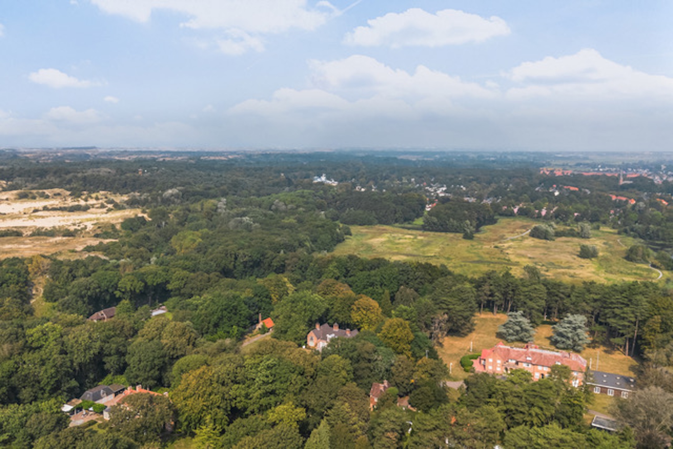  Spacious, turn-key family villa with swimming pool and guest accommodation - 物件實景