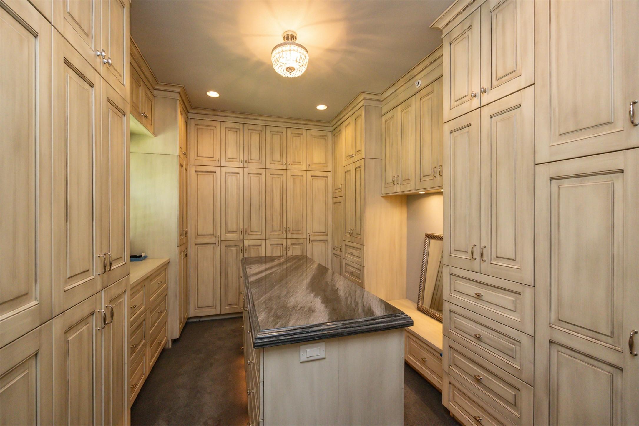 Urbandale, Iowa, 50323, United States, 4 Bedrooms Bedrooms, ,6 BathroomsBathrooms,Residential,For Sale,1980001