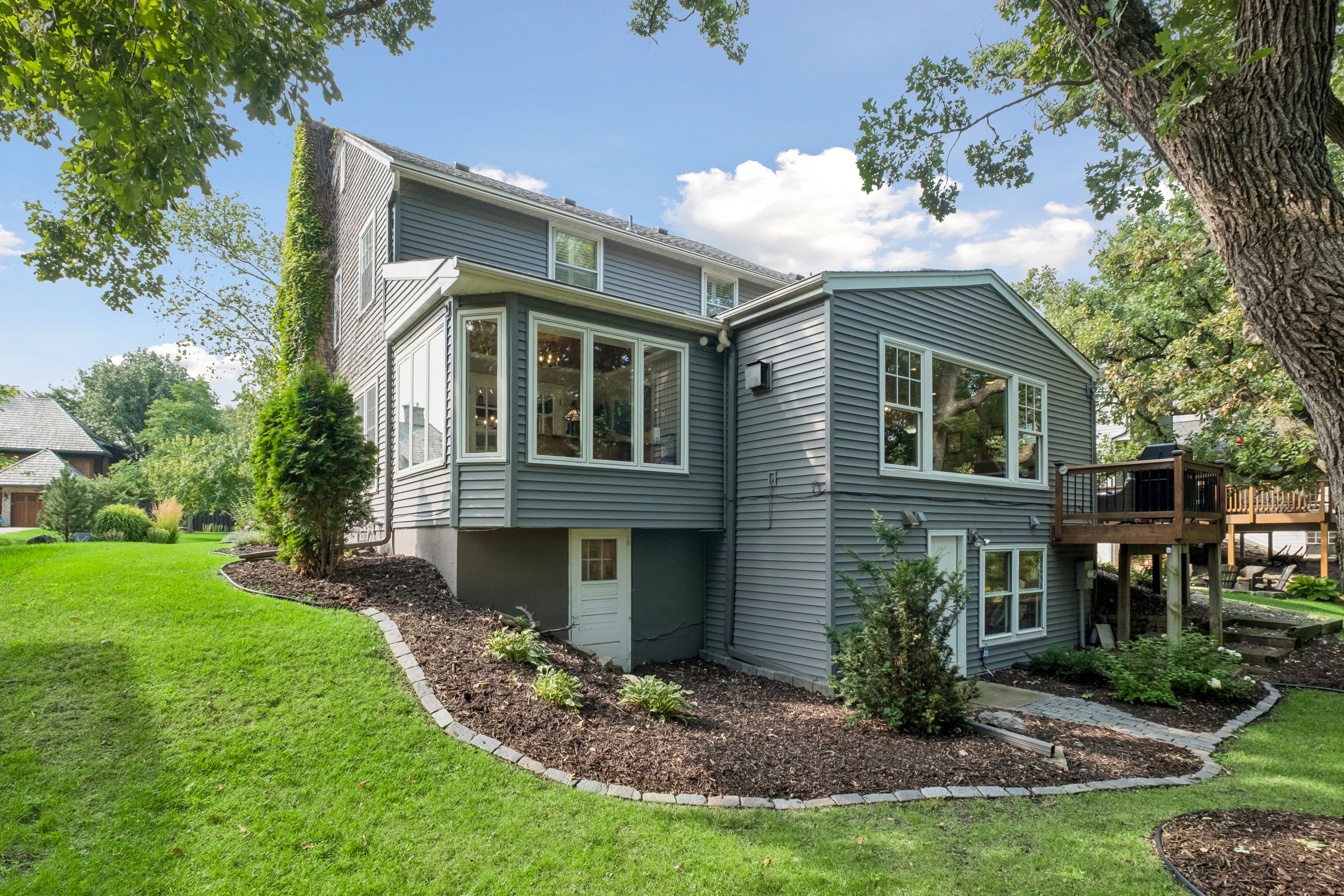  Timeless Colonial Along Minnehaha Creek - 物件實景