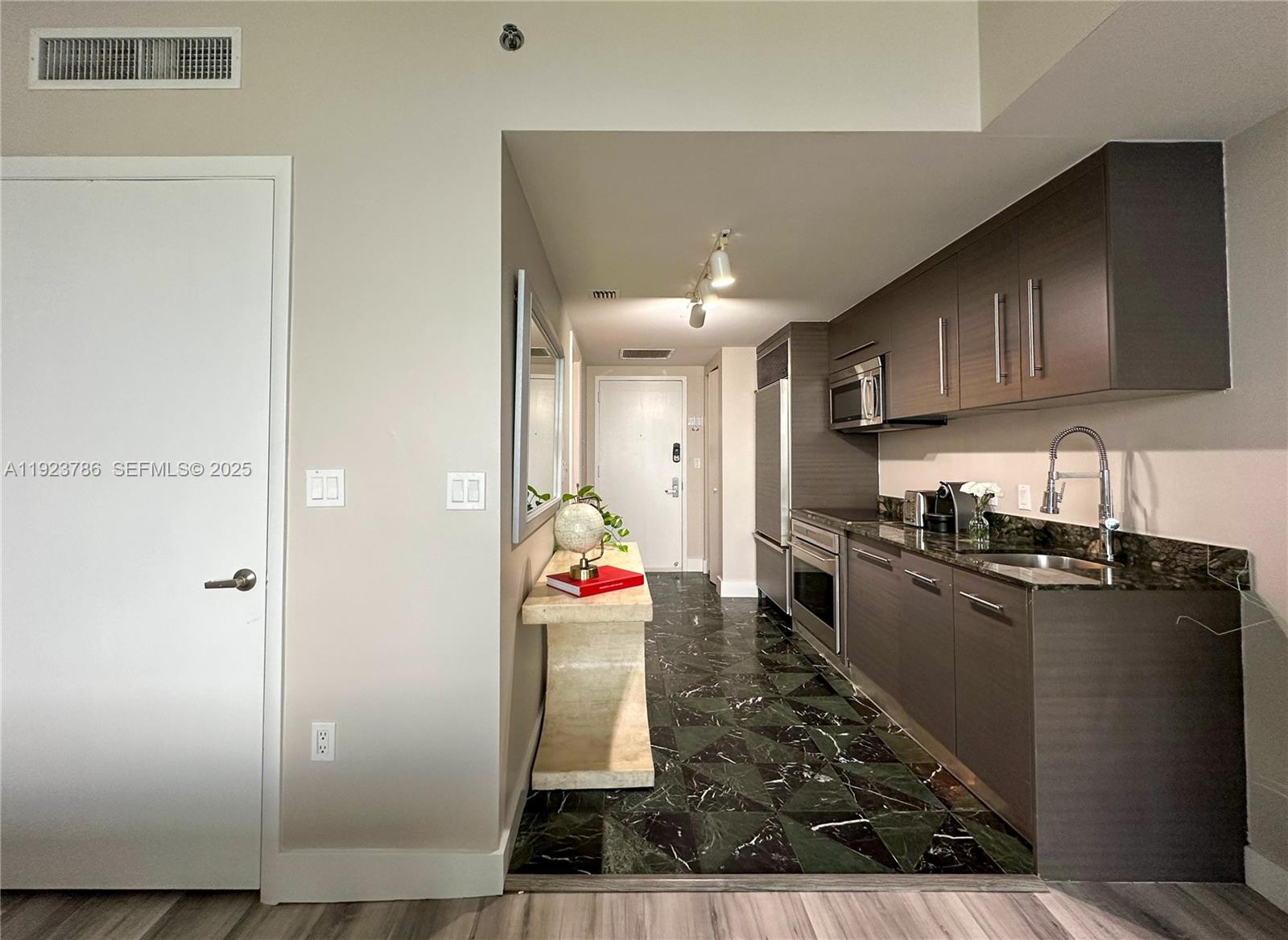 Miami, Florida, 33131, United States, ,1 BathroomBathrooms,Residential,For Sale,2000596