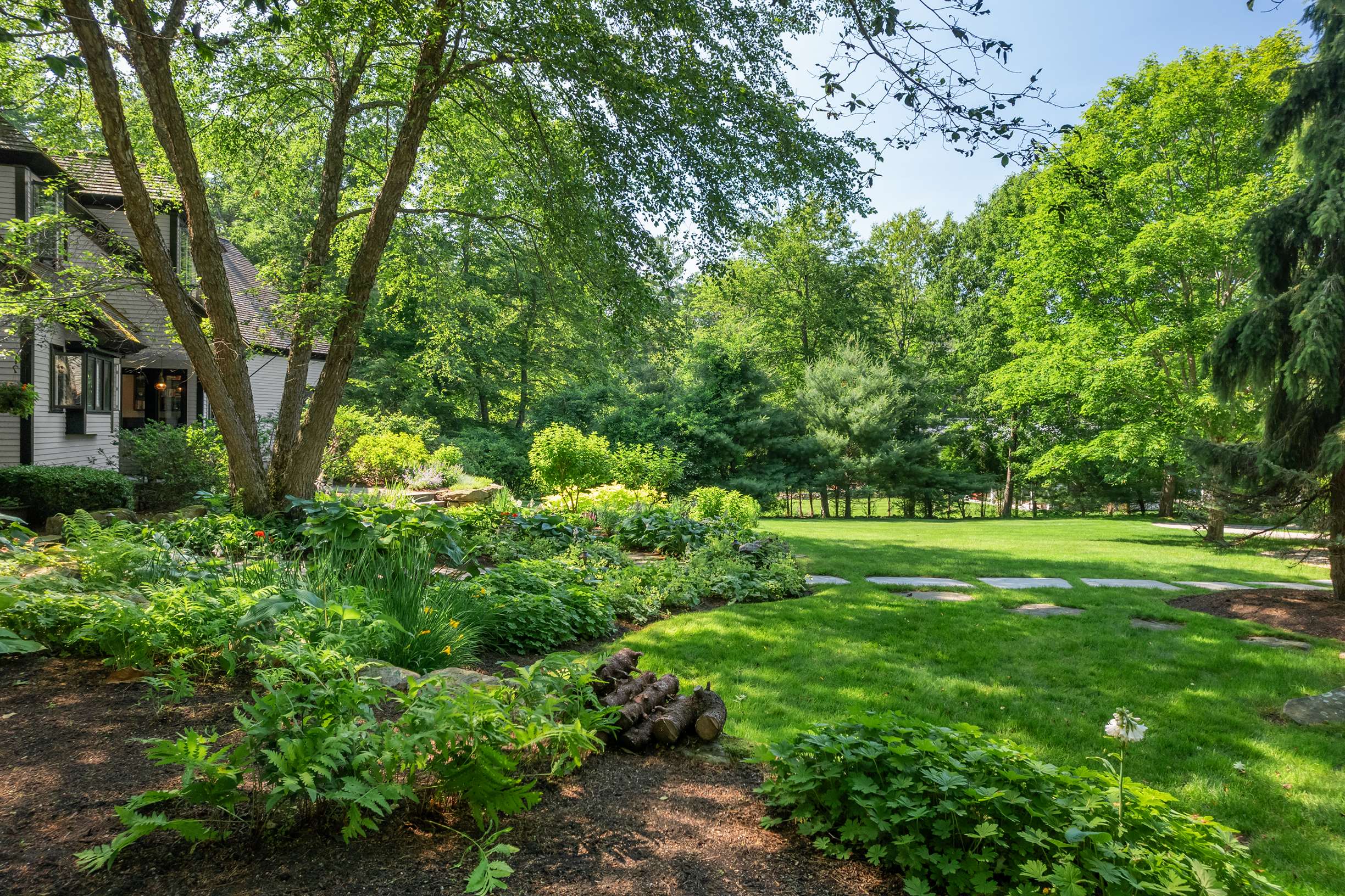 Elegant Shingled Maine Cottage with Modern Flair on 2.63 Acres in York - 物件實景