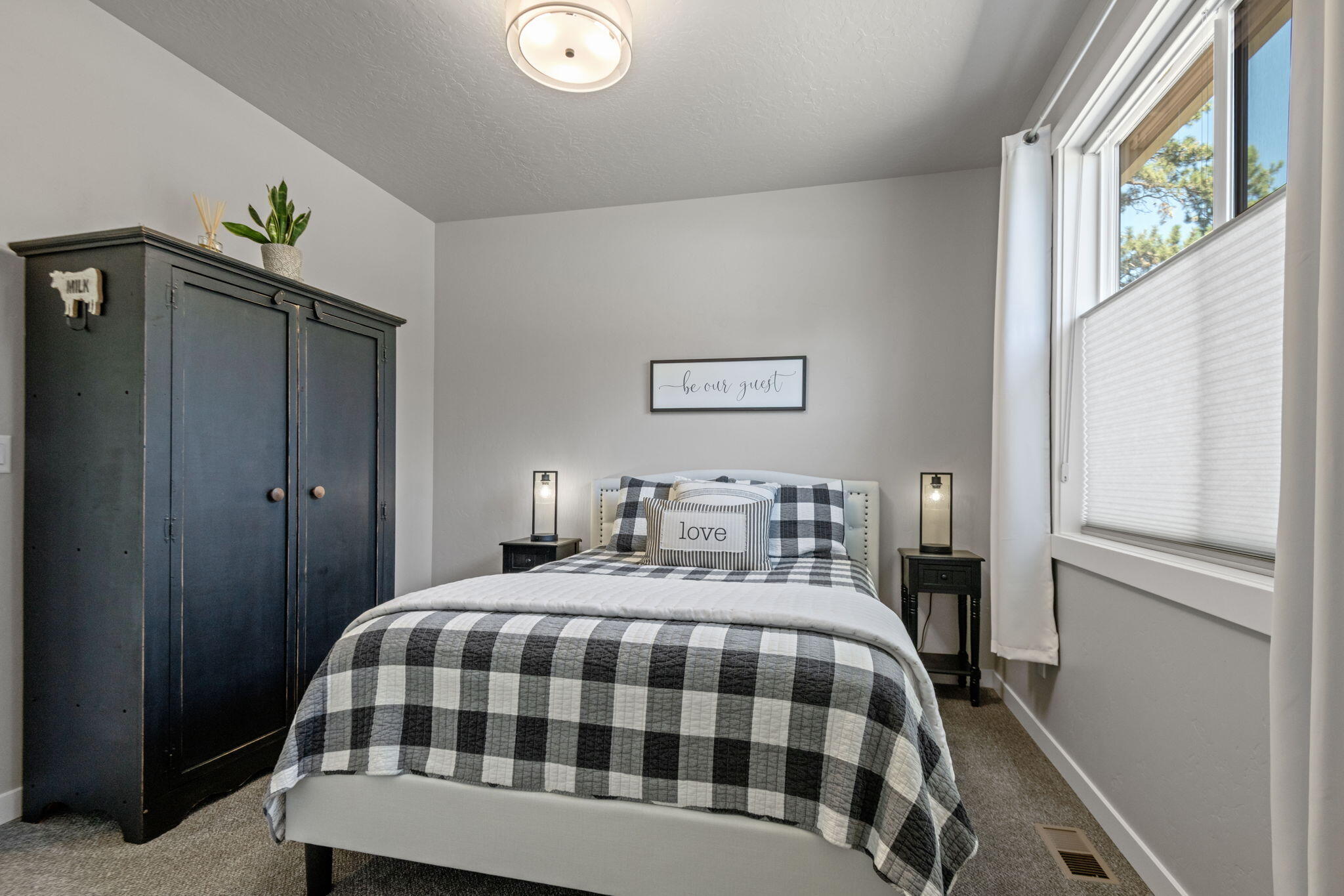 Sisters, Oregon, 97759, United States, 3 Bedrooms Bedrooms, ,2 BathroomsBathrooms,Residential,For Sale,1738926