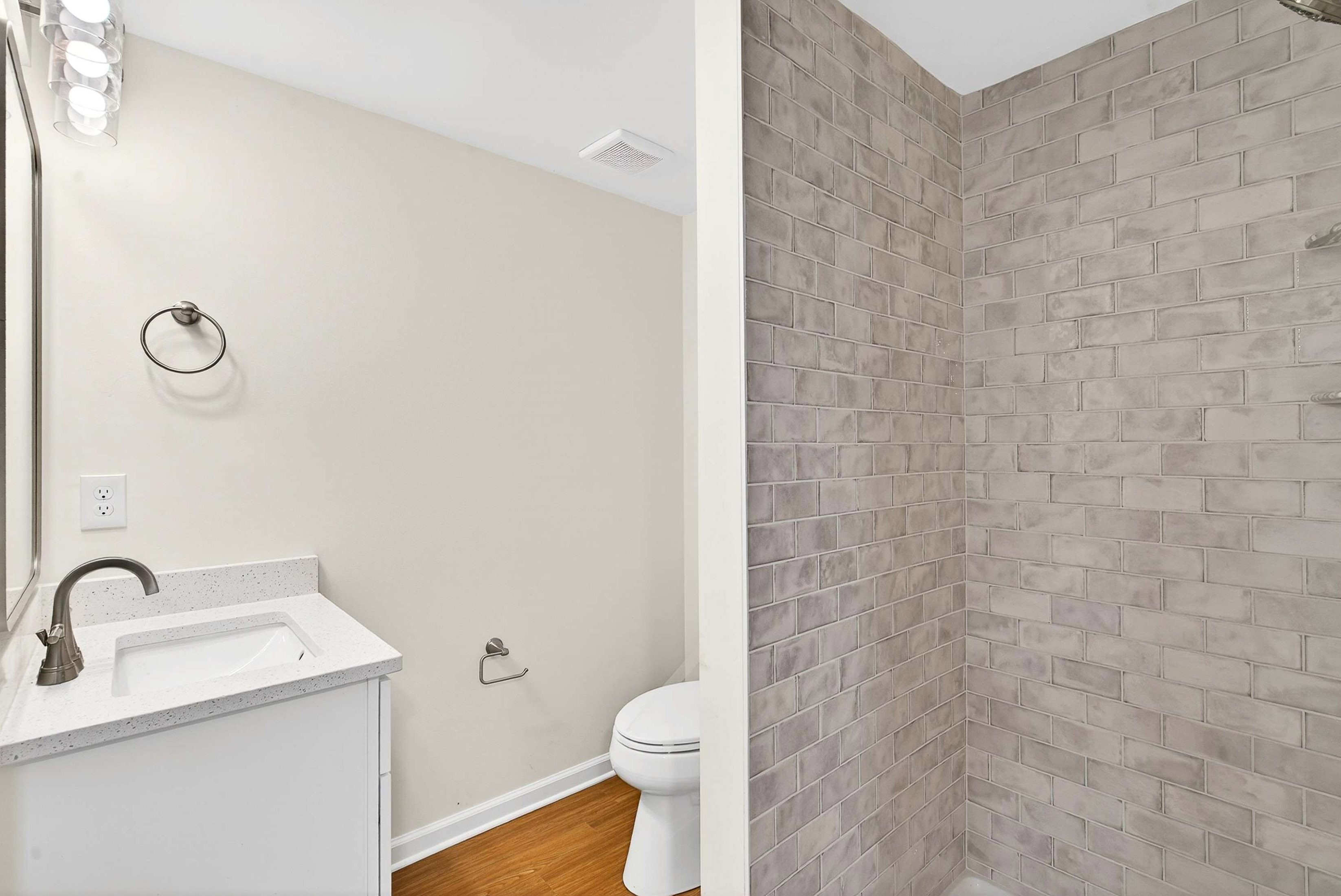  Beautifully Renovated Home in Sought-after Kingston Square Swim/Tennis Community - 物件實景