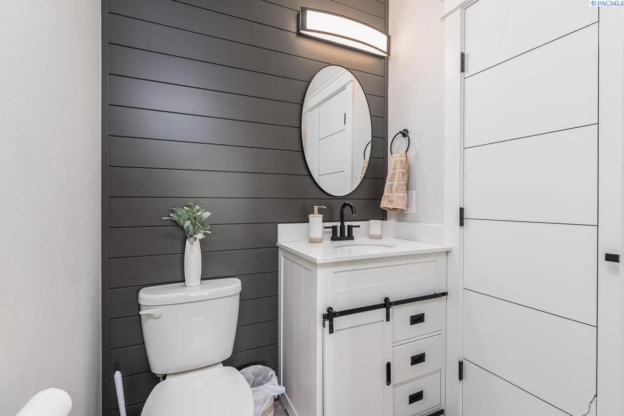 Kennewick, Washington, 99336, United States, 7 Bedrooms Bedrooms, ,7 BathroomsBathrooms,Residential,For Sale,1990805