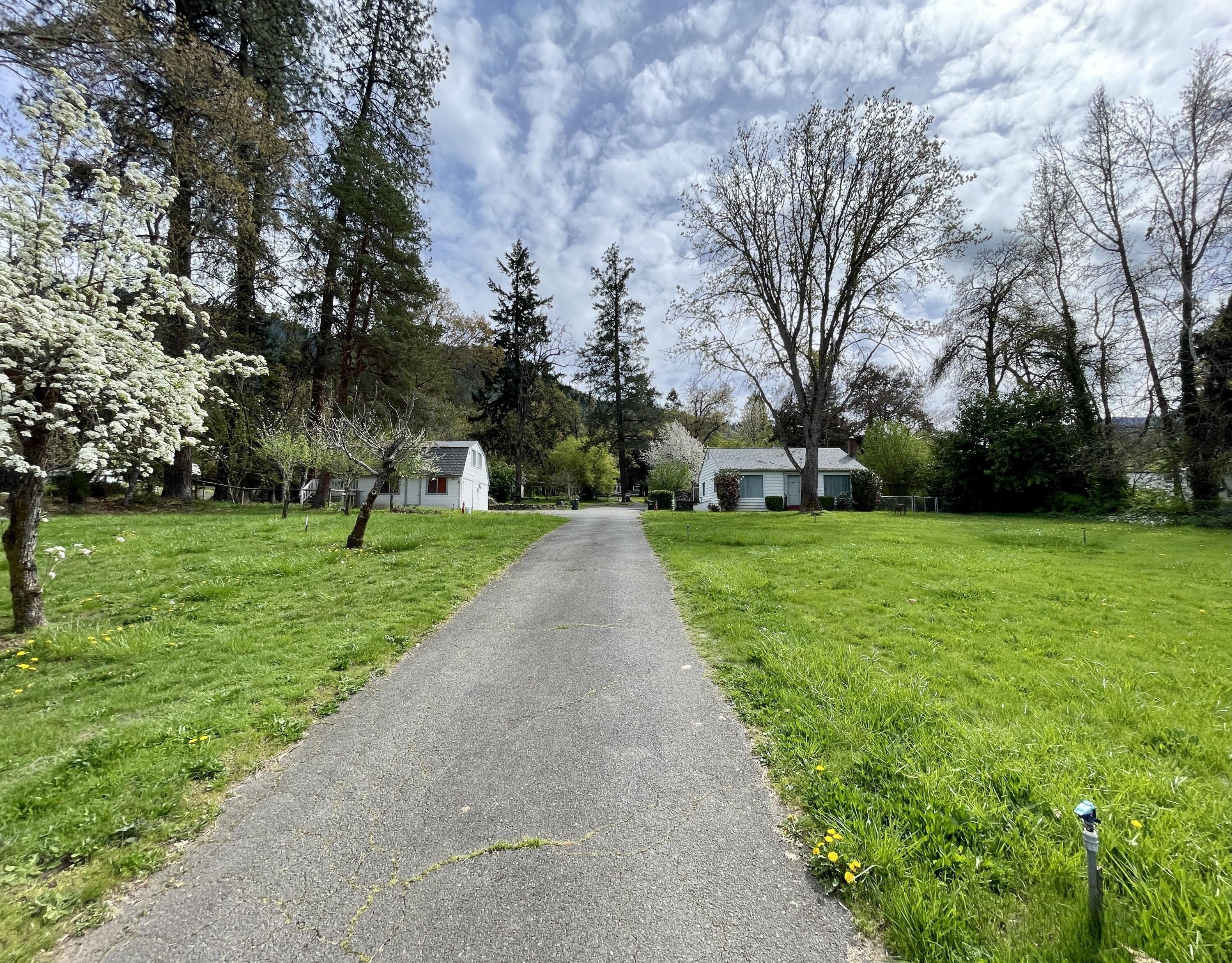 Grants Pass, Oregon, 97527, United States, 4 Bedrooms Bedrooms, ,3 BathroomsBathrooms,Residential,For Sale,1984338