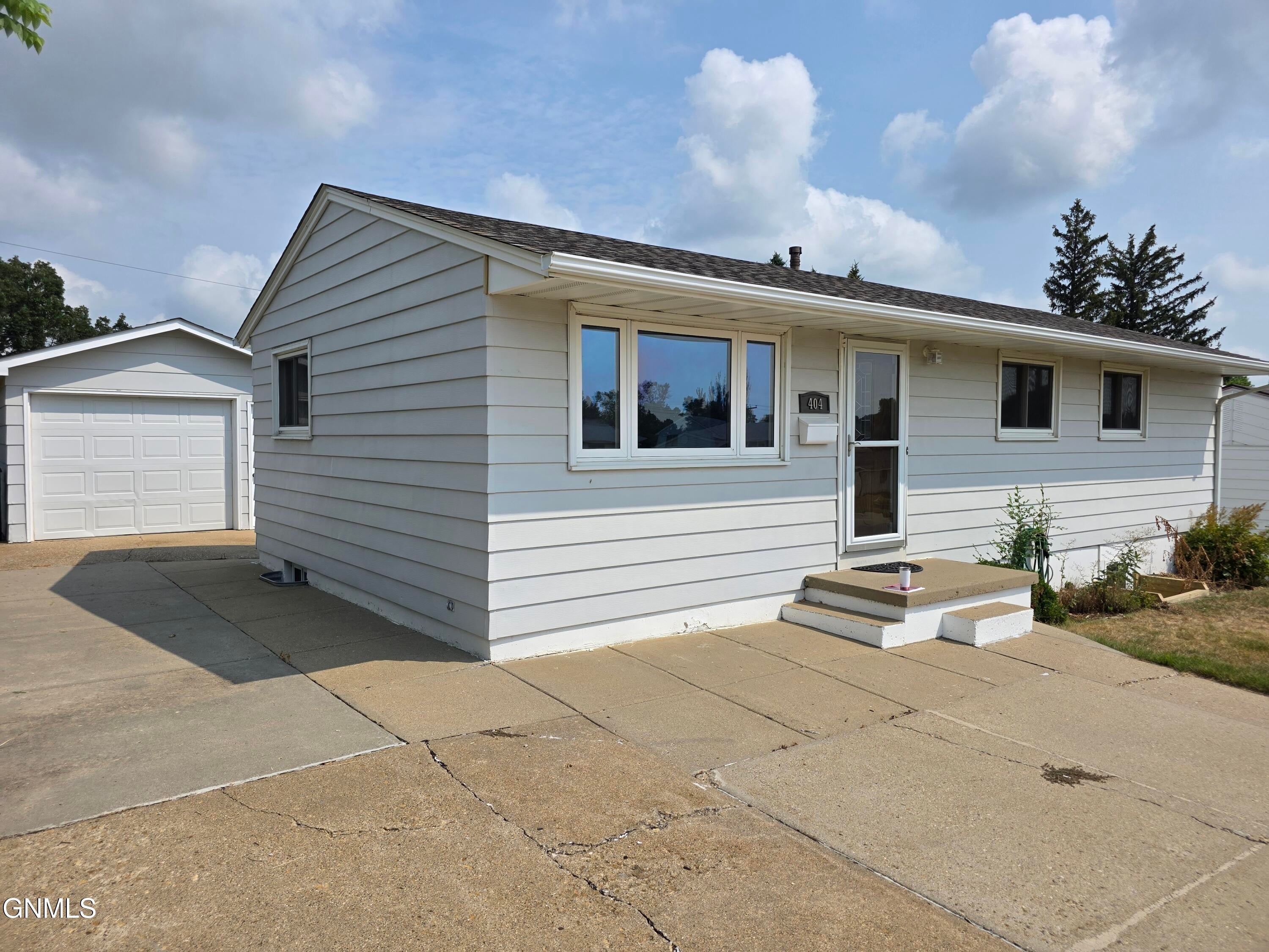 12th St, Mandan, ND 58554