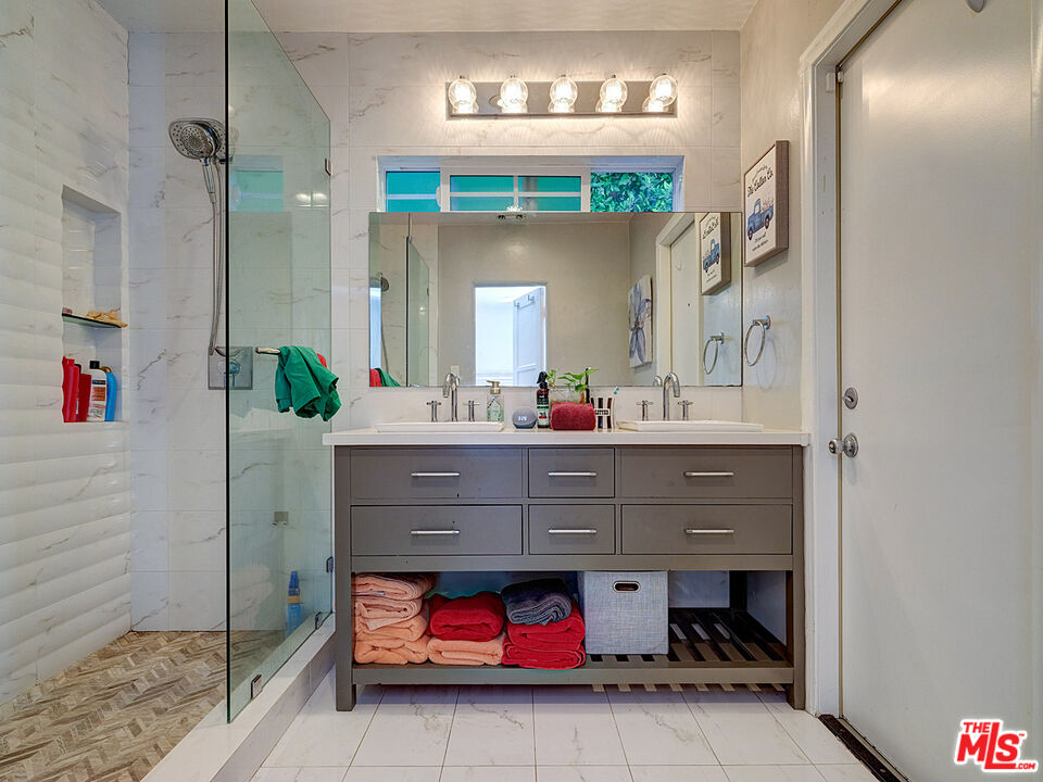 Los Angeles, California, 90019, United States, 4 Bedrooms Bedrooms, ,3 BathroomsBathrooms,Residential,For Sale,1924996