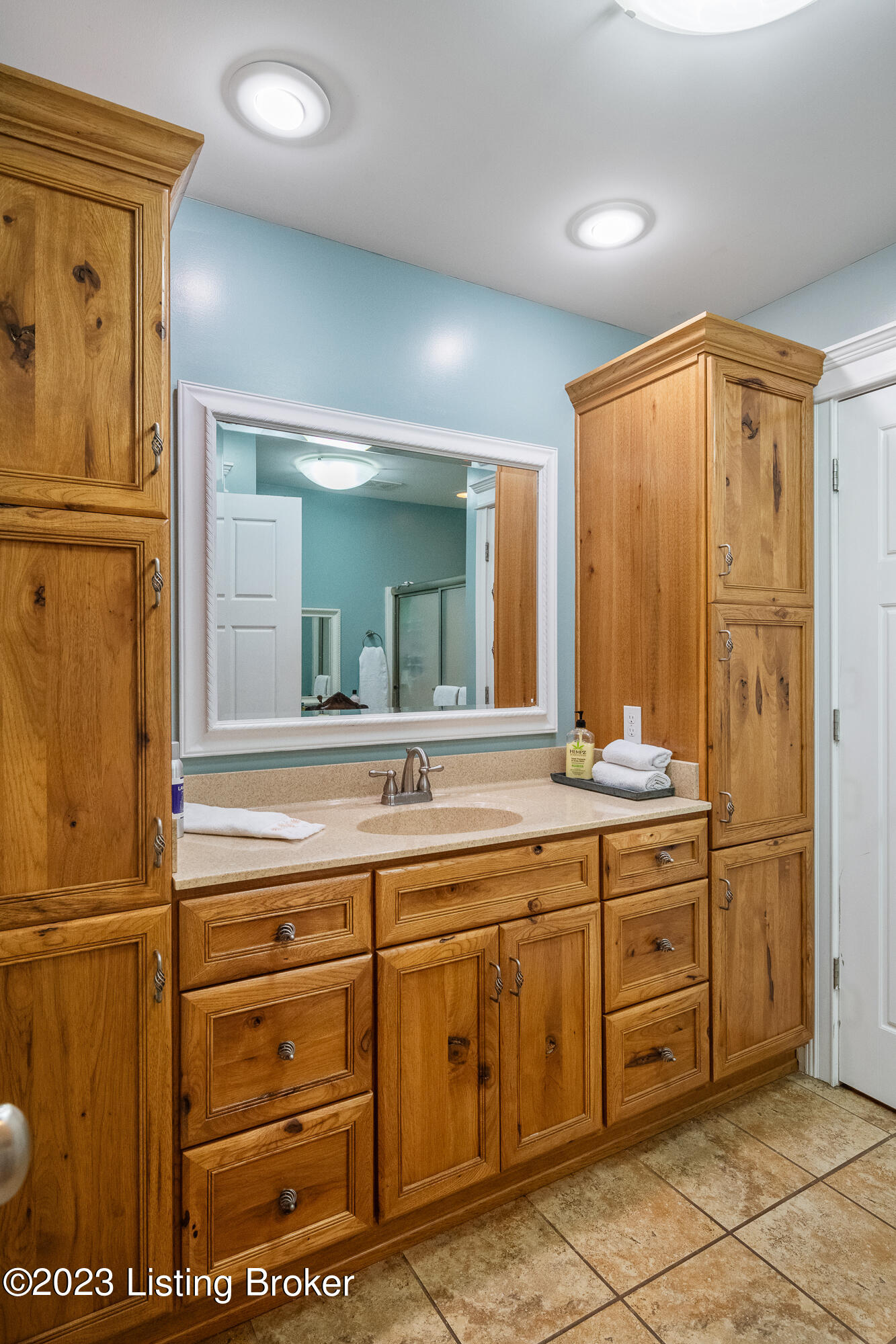 La Grange, Kentucky, 40031, United States, 5 Bedrooms Bedrooms, ,3 BathroomsBathrooms,Residential,For Sale,1793584