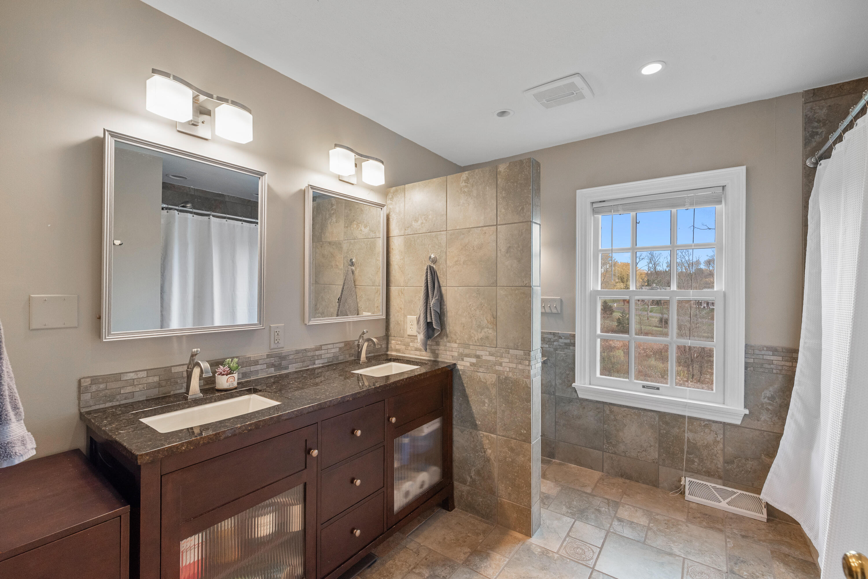 Mequon, Wisconsin, 53092, United States, 4 Bedrooms Bedrooms, ,3 BathroomsBathrooms,Residential,For Sale,1989588