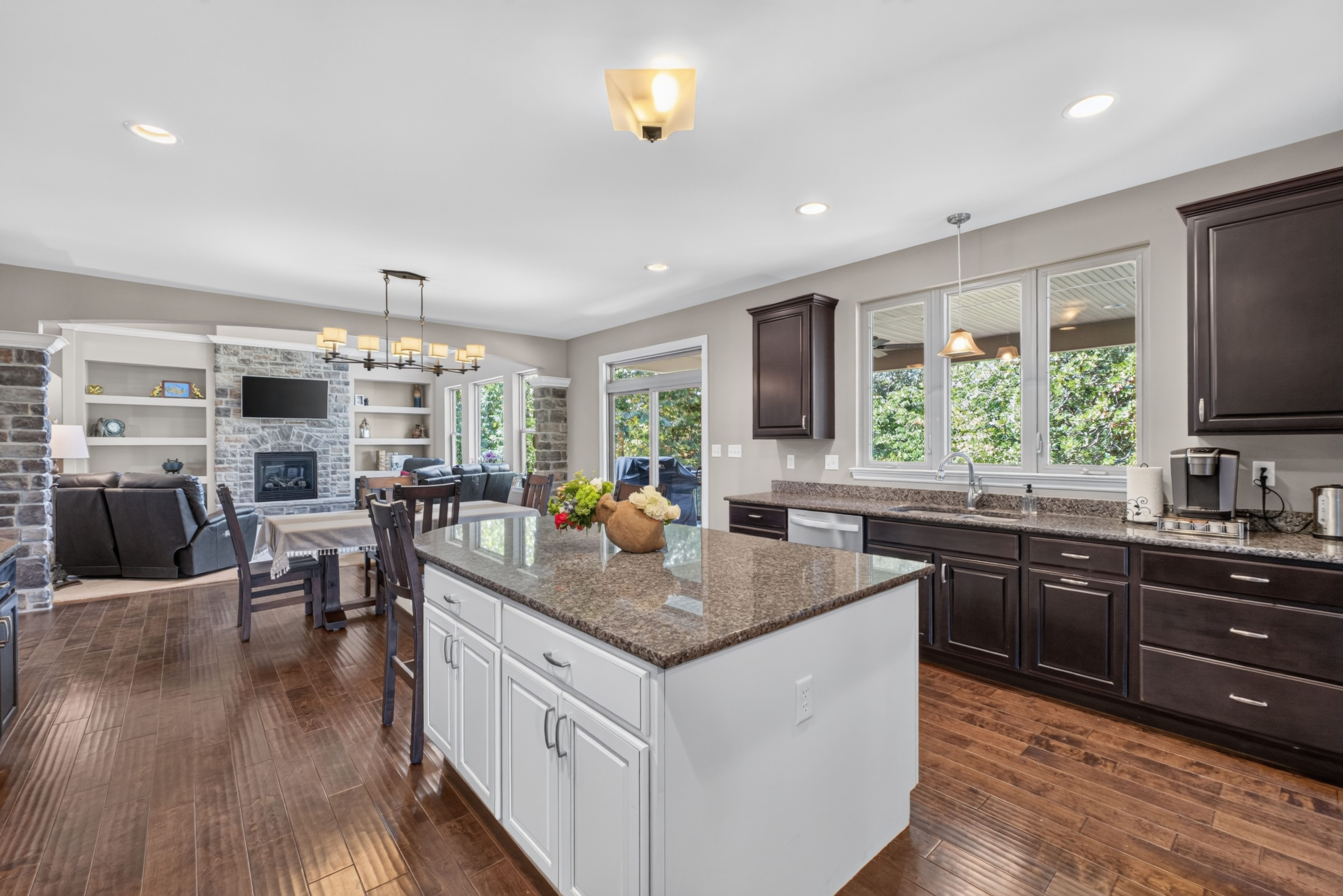  Located on 1.24 acre corner lot backing to mature trees. - 物件實景