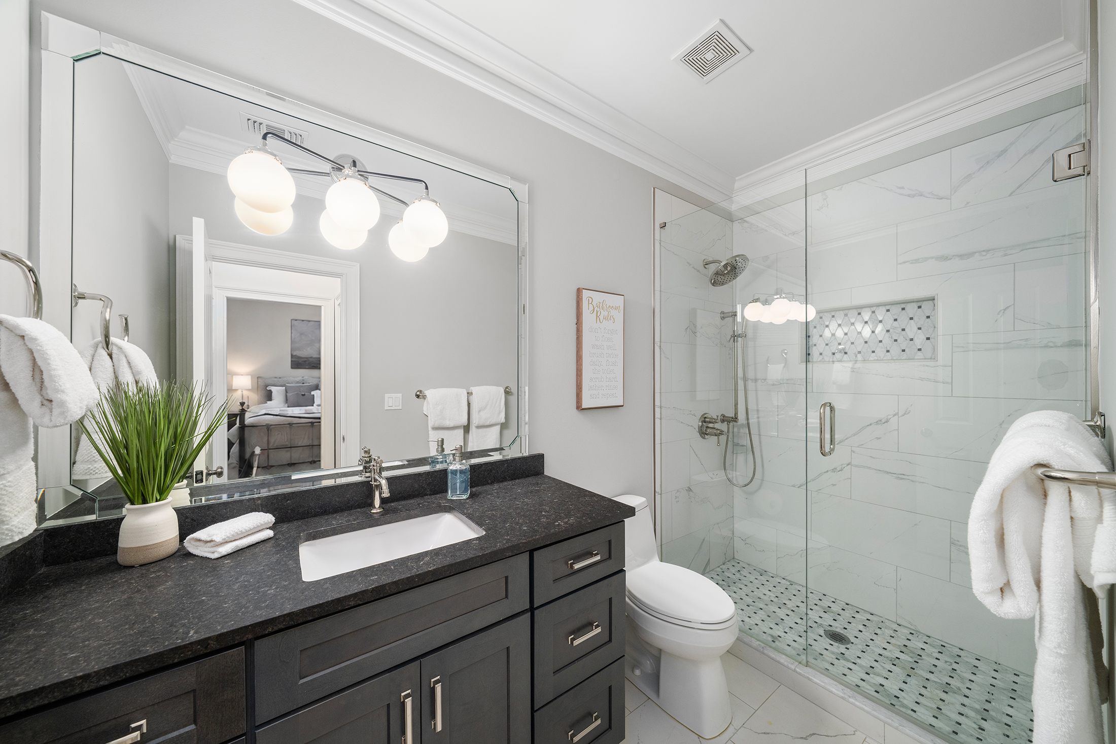  Located Within the Gated Greystone Farms Community in Milton - 物件實景