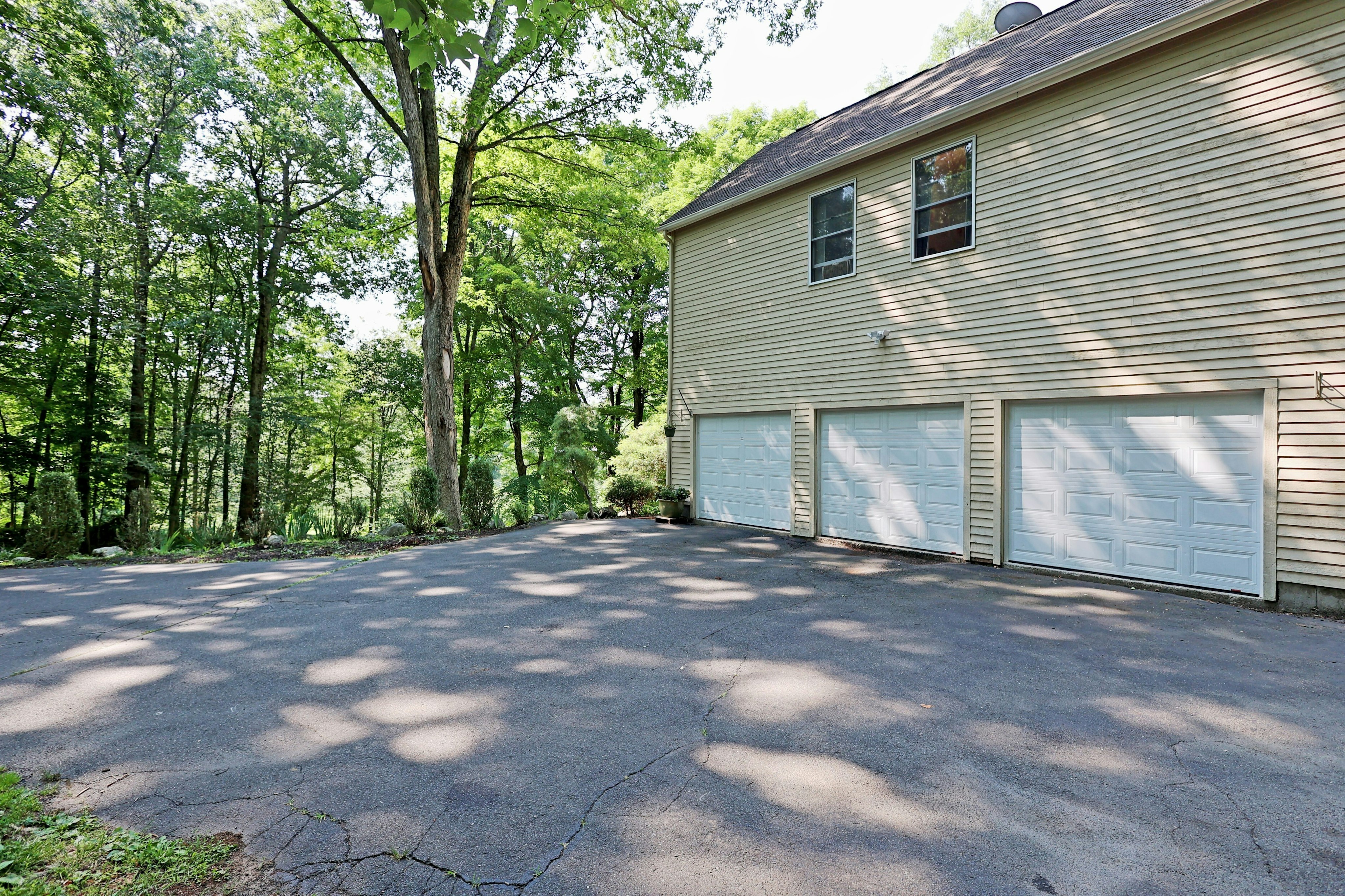  Expansive West Redding Colonial - 物件實景