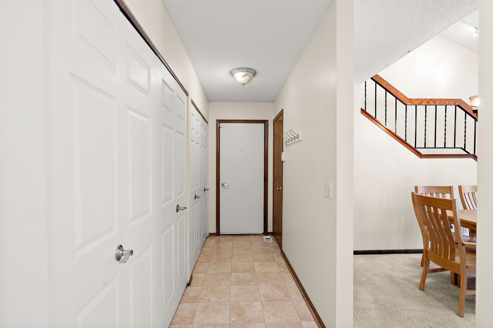  Light-Filled Loft in Desirable Woodbury - 物件實景