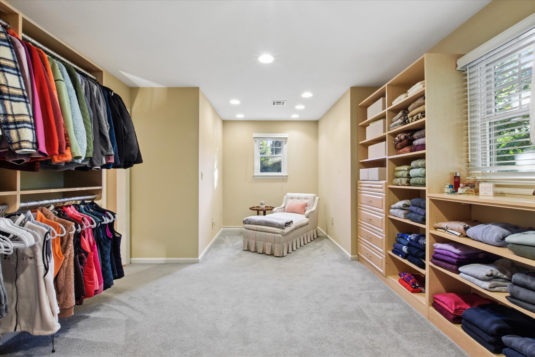  Split Level Home Offers Generous Living Spaces and Inviting Outdoor Areas - 物件實景